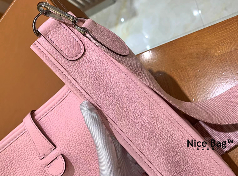 Hermes Evelyne 29 Togo Bag Pink Chất lượng vip nhất hiện nay, sử dụng chất liệu da bò togo nhập ý, được làm thủ công 100%. chuẩn 99% so với chính hãng, full box và phụ kiện