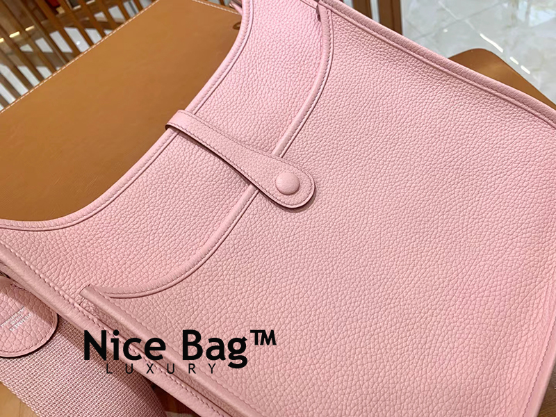 Hermes Evelyne 29 Togo Bag Pink Chất lượng vip nhất hiện nay, sử dụng chất liệu da bò togo nhập ý, được làm thủ công 100%. chuẩn 99% so với chính hãng, full box và phụ kiện