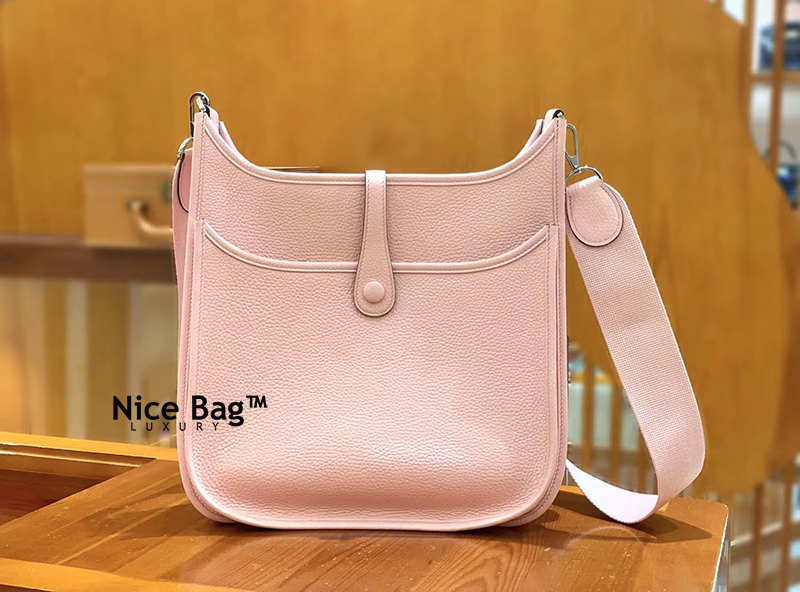 Hermes Evelyne 29 Togo Bag Pink Chất lượng vip nhất hiện nay, sử dụng chất liệu da bò togo nhập ý, được làm thủ công 100%. chuẩn 99% so với chính hãng, full box và phụ kiện