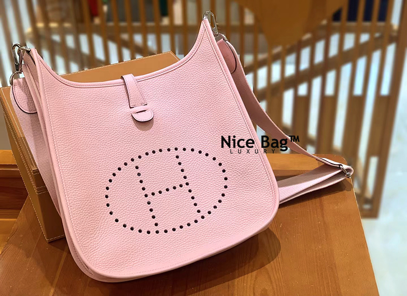 Hermes Evelyne 29 Togo Bag Pink Chất lượng vip nhất hiện nay, sử dụng chất liệu da bò togo nhập ý, được làm thủ công 100%. chuẩn 99% so với chính hãng, full box và phụ kiện