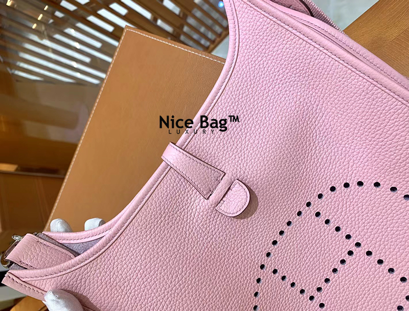 Hermes Evelyne 29 Togo Bag Pink Chất lượng vip nhất hiện nay, sử dụng chất liệu da bò togo nhập ý, được làm thủ công 100%. chuẩn 99% so với chính hãng, full box và phụ kiện