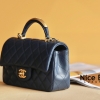 Chanel Mini Flap Bag With Top Handle Navy Blue like authentic cam kết chất lượng tốt nhất hiện nay, sử dụng chất liệu da cừu nguyên bản như chính hãng, được làm thủ công tay 100% cam, full box và phụ kiện, hỗ trợ trả góp bằng thẻ tín dụng