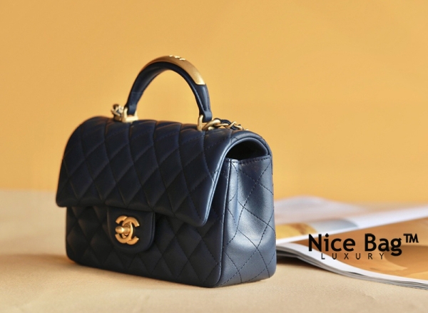 Chanel Mini Flap Bag With Top Handle Navy Blue like authentic cam kết chất lượng tốt nhất hiện nay, sử dụng chất liệu da cừu nguyên bản như chính hãng, được làm thủ công tay 100% cam, full box và phụ kiện, hỗ trợ trả góp bằng thẻ tín dụng