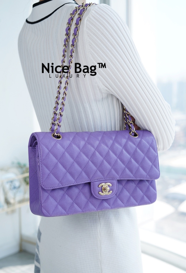 Chanel Classic Medium Bag Violet Like authentic cam kết chất lượng tốt nhất hiện nay, sử dụng chất liệu da bê nguyên bản so với chính hãng, được sản xuất hoàn toàn bằng thủ công, full box và phụ kiện, hỗ trợ trả góp bằng thẻ tín dụng