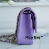 Chanel Classic Medium Bag Violet Like authentic cam kết chất lượng tốt nhất hiện nay, sử dụng chất liệu da bê nguyên bản so với chính hãng, được sản xuất hoàn toàn bằng thủ công, full box và phụ kiện, hỗ trợ trả góp bằng thẻ tín dụng