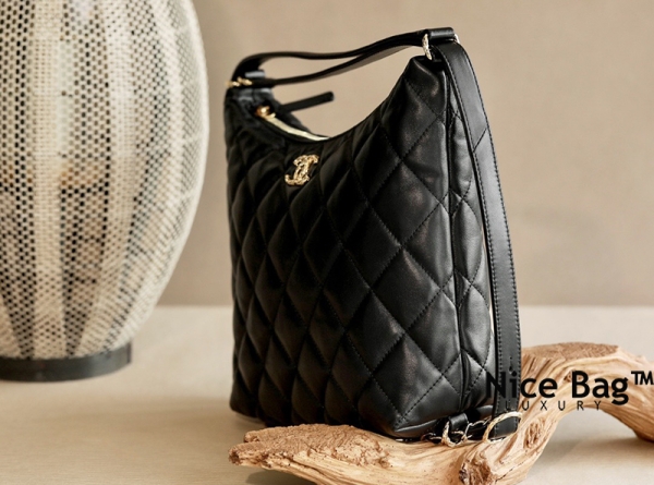 Chanel Maxi Hobo Bag Balck like authentic chất lượng vip nhất hiện nay, sử dụng chất liệu da cừu nguyên bản so với chính hãng, được sản xuất thủ công bằng tay, full box và phụ kiện, chuẩn 99% vs chính hãng