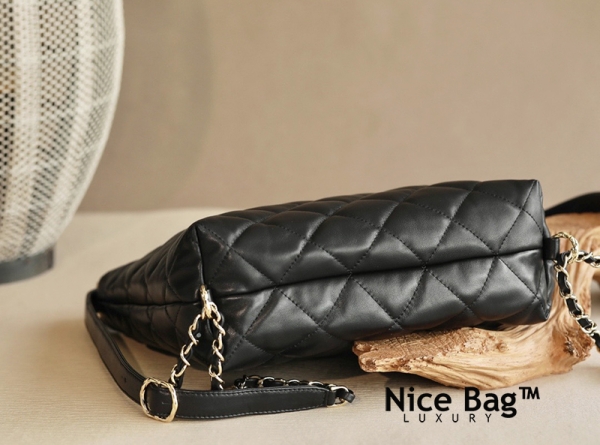 Chanel Maxi Hobo Bag Balck like authentic chất lượng vip nhất hiện nay, sử dụng chất liệu da cừu nguyên bản so với chính hãng, được sản xuất thủ công bằng tay, full box và phụ kiện, chuẩn 99% vs chính hãng