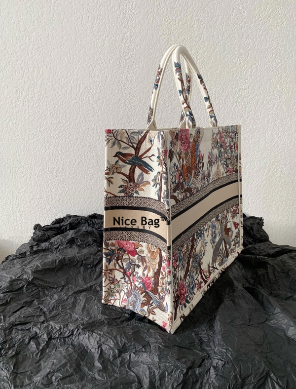 Dior Book Tote Bag Large Ecru Multicolor Dior Jardin D'Hiver Embroidery like authentic sử dụng chất liệu nguyên bản so với chính hãng, được làm hoàn toàn bằng thủ công, nhận thêu tên theo yêu cầu, cam kết chất lượng chuẩn 99% so với chính hãng, full box và phụ kiện