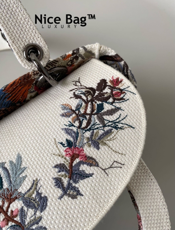 Dior Lady D-Lite Bag Medium Ecru Multicolor Dior Jardin d'Hiver Embroidery like authentic sử dụng chất liệu nguyên bản so với chính hãng, được thêu bằng thủ công 100% cam kết chất lượng tốt nhất chuẩn 99% so với chính hãng. full box và phụ kiện