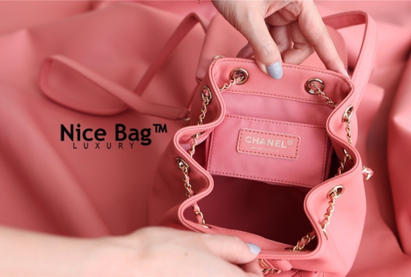 Balo Chanel Duma Pink like authentic chất lượng vip nhất hiện nay, sử dụng chất liệu da cừu nguyên bản so với chính hãng, kim loại mạ vàng 24k, full box và phụ kiện