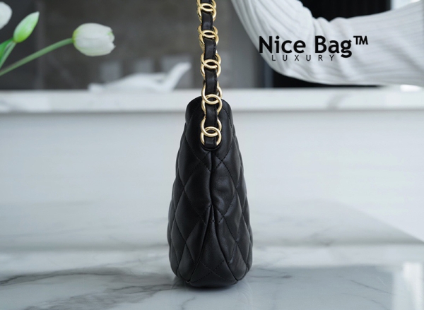Chanel Hobo Handbag Lambskin Black like authentic, sử dụng chất liệu da cừu nguyên bản như chính hãng, được làm thủ công 100%, cam kết chất lượng tốt nhất chuẩn 99% so với chính hãng, full box và phụ kiện
