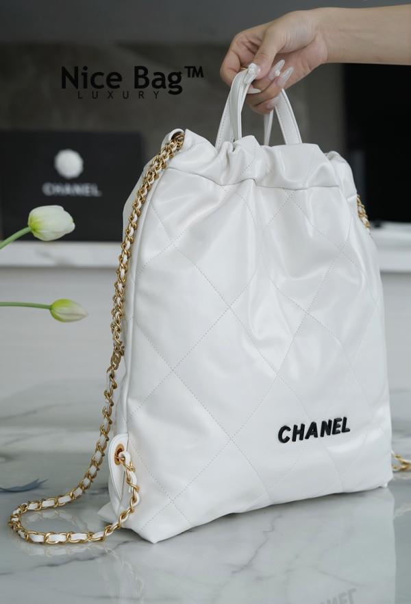 Balo Chanel 22 Backpack Cở Lớn Màu Tráng like authentic cam kết chất lượng vip nhất hiện nay, sử dụng chất liêu da bê nguyên bản so với chính hãng, sản xuất hoàn toàn bằng thủ công, cam kết chất lượng tốt nhất, chuẩn 99% so với chính hãng, hỗ trợ trả góp bằng thẻ tín dụng