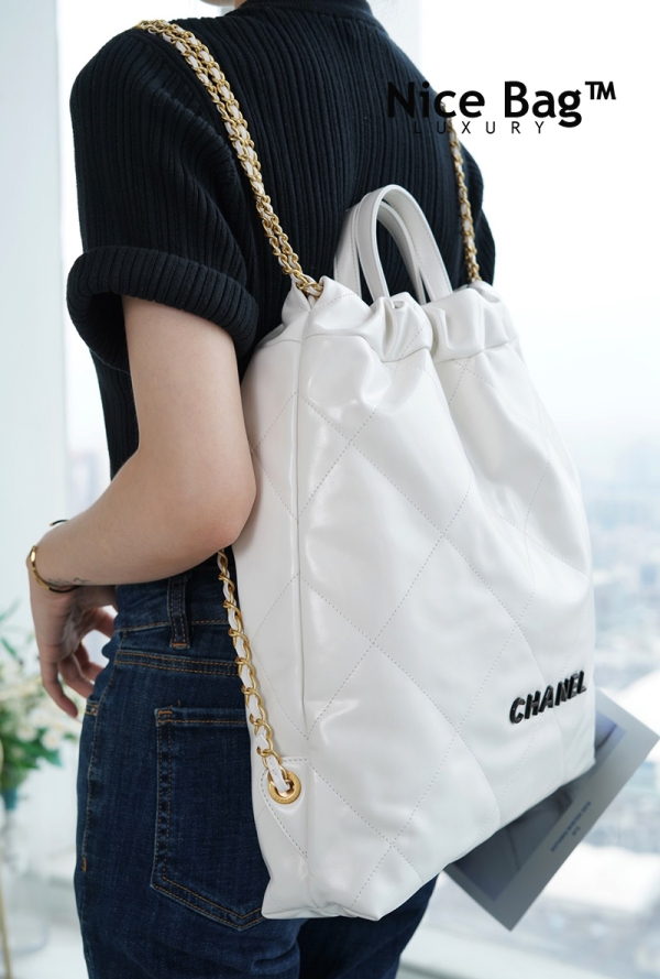 Balo Chanel 22 Backpack Cở Lớn Màu Tráng like authentic cam kết chất lượng vip nhất hiện nay, sử dụng chất liêu da bê nguyên bản so với chính hãng, sản xuất hoàn toàn bằng thủ công, cam kết chất lượng tốt nhất, chuẩn 99% so với chính hãng, hỗ trợ trả góp bằng thẻ tín dụng