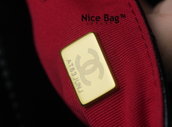 Chanel Hobo Bag Small Black like authentic cam kết chất lượng vip nhất hiện nay, sử dụng chất liệu da bê nguyên bản so với chính hãng, sản xuất hoàn toàn bằng thủ công, cam kết chất lượng chuẩn 99% so với chính hãng, full box và phụ kiện