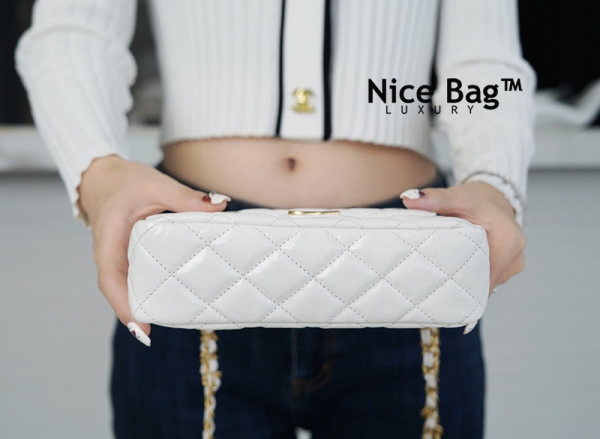 Chanel Hobo Bag Small White like authentic sử dụng chất liệu da bê nguyên bản so với chính hãng, làm thủ công, cam kết chất lượng tốt nhất chuẩn 99% so với chính hãng, full box và phụ kiện, hỗ trợ trả góp bằng thẻ tín dụng