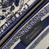Dior Medium Lady D-Lite Blue Toile Jouy Reverse Embroidery Baguette like authentic chất lượng vip nhất hiện nay, sử dụng chất liệu nguyên bản như chính hãng, được làm hoàn toàn bằng thủ công, chuẩn 99% so với chính hãng, full box và phụ kiện