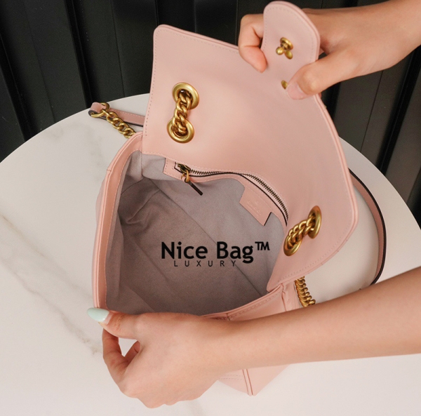 Gucci Marmont Matelasse Shoulder Bag Small Pink Gold like authentic sử dụng chất liệu da bê nguyên bản so với chính hãng, sản xuất hoàn toàn bằng thủ công, chuẩn 99% so với chính hãng, full box và phụ kiện, hỗ trợ trả góp bằng thẻ tín dụng