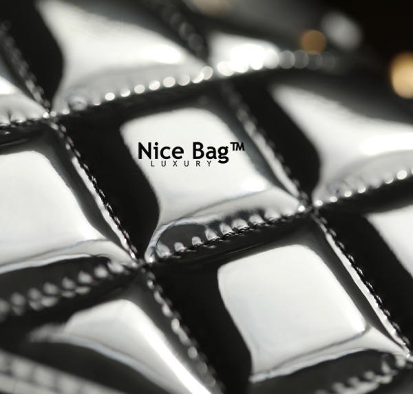 Chanel 22k Small Flap Bag With Top Handle Black like authentic cam kết chất lượng vip nhất hiện nay sử dụng chất liệu da bê hiệu ứng bóng, nguyên bản như chính hãng, được làm hoàn toàn bằng thủ công cam kết chất lượng chuẩn 99% so với chính hãng, full box và phụ kiện, hỗ trợ trả góp bằng thẻ tín dụng
