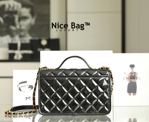 Chanel 22k Small Flap Bag With Top Handle Black like authentic cam kết chất lượng vip nhất hiện nay sử dụng chất liệu da bê hiệu ứng bóng, nguyên bản như chính hãng, được làm hoàn toàn bằng thủ công cam kết chất lượng chuẩn 99% so với chính hãng, full box và phụ kiện, hỗ trợ trả góp bằng thẻ tín dụng