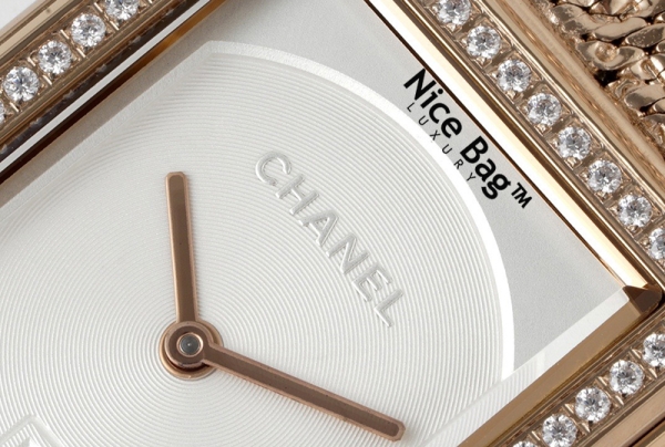 Chanel Boy.Friend Watch Beige Gold H5315 cam kết chất lượng đạt 99% so với chính hãng, được sử dụng chất liệu VÀNG BEIGE, Kim cương, được sử dụng 64 viên kim cương, may được sử dụng Bộ chuyển động quartz siêu chuẩn xác, chống nước 30m, full box và phụ kiện