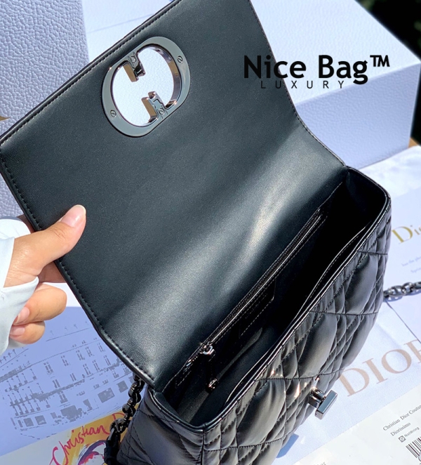 Dior Caro Bag Medium Black Silver like authentic chất lượng vip nhất hiện nay, sử dụng chất liệu da bê nguyên bản như chính hãng, chuẩn 99% so với chính hãng, full box và phụ kiện, hỗ trợ trả góp bằng thẻ tín dụng