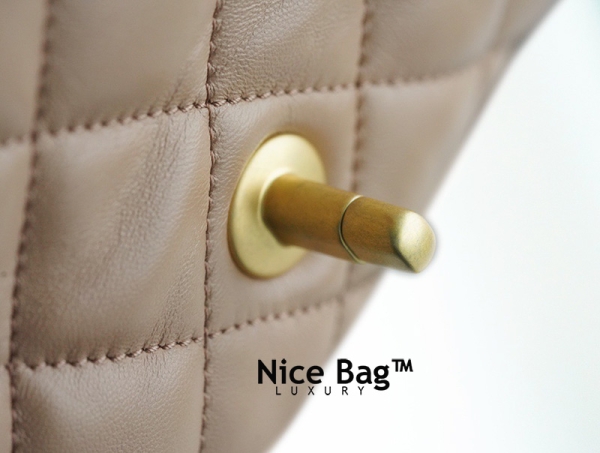 Chanel 22k Small flap Bag Brown like authentic cam kết chất lượng vip nhất, sử dụng chất liệu da cừu, được làm hoàn toàn bằng thủ công, chuẩn 99% so với chính hãng, full box và phụ kiện. hỗ trợ trả góp bằng thẻ tín dụng