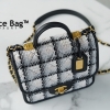 Chanel 22k Small Flap Bag With Top Handle like authentic sử dụng chất liệu vải Tweed và da, được làm hoàn toàn bằng thủ công, chuẩn 99% so với chính hãng, full box và phụ kiện, hỗ trợ trả góp bằng thẻ tín dụng