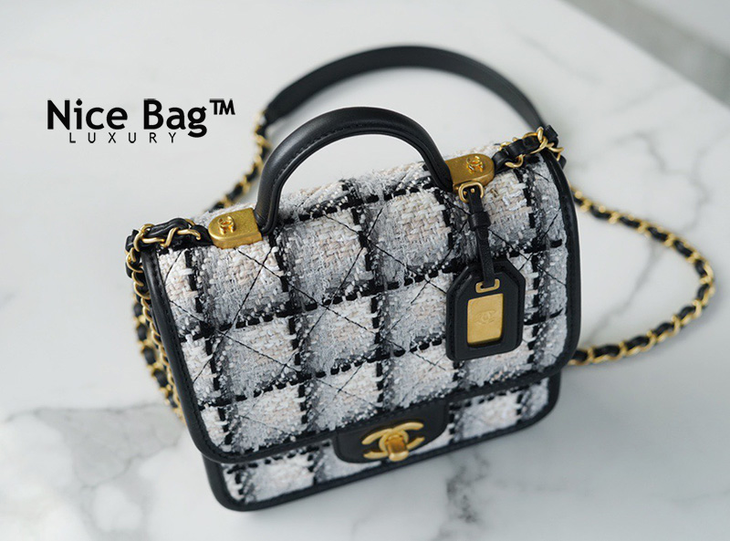 Chanel 22k Small Flap Bag With Top Handle like authentic sử dụng chất liệu vải Tweed và da, được làm hoàn toàn bằng thủ công, chuẩn 99% so với chính hãng, full box và phụ kiện, hỗ trợ trả góp bằng thẻ tín dụng