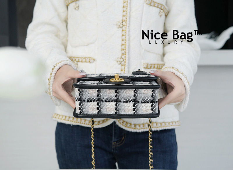 Chanel 22k Small Flap Bag With Top Handle like authentic sử dụng chất liệu vải Tweed và da, được làm hoàn toàn bằng thủ công, chuẩn 99% so với chính hãng, full box và phụ kiện, hỗ trợ trả góp bằng thẻ tín dụng