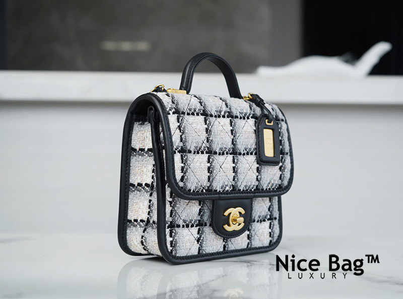 Chanel 22k Small Flap Bag With Top Handle like authentic sử dụng chất liệu vải Tweed và da, được làm hoàn toàn bằng thủ công, chuẩn 99% so với chính hãng, full box và phụ kiện, hỗ trợ trả góp bằng thẻ tín dụng