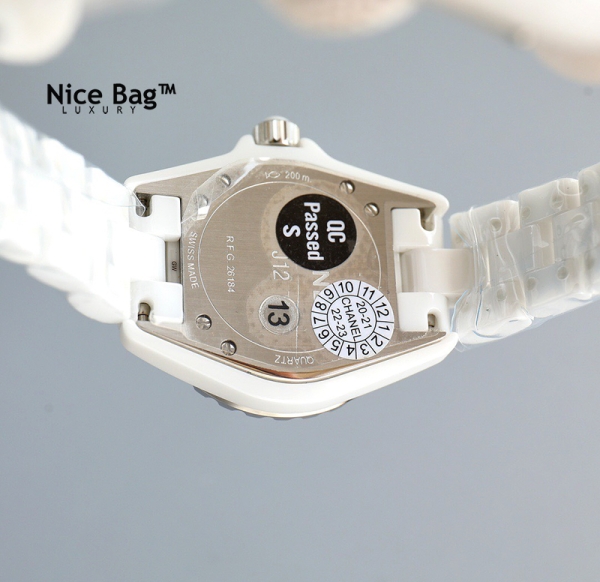 CHANEL J12 Quartz White Dial Ladies Watch White H0968 sử dụng chất liệu gốm kết hợp với thép, dùng Bộ chuyển động quartz siêu chuẩn xác, kính chống chầy xước, chịu được áp suất nước 200m full box và phụ kiện.