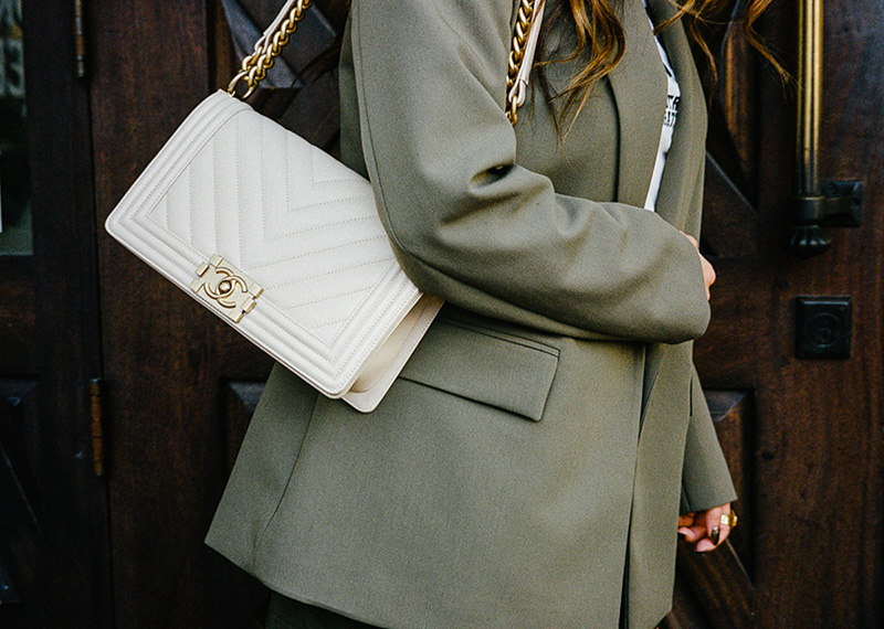 Túi xách thời trang nữ cao cấp Chanel boy bag là một trong những dòng sản phẩm của Chanel được lựa chọn nhiều hiện nay. Vậy lý do vì sao nên lựa chọn một chiếc túi hàng hiệu từ nhà mốt tên tuổi này?