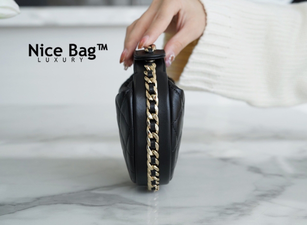 Chanel 23C Mini Pouch black like authentic sử dụng chất liệu da cừu non nguyên bản như chính hãng, kim loại mạ vàng, được làm thủ công, chuẩn 99% full box và phụ kiện, hỗ trợ trả góp bằng thẻ tín dụng