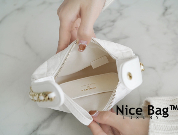 Chanel 23C Mini Pouch white chất lượng like authentic sử dụng chất liệu da cừu non, kim loại mạ vàng, làm hoàn toàn bằng thủ công, cam kết chất lượng tốt nhất chuẩn 99% so với chính hãng, full box và phụ kiện