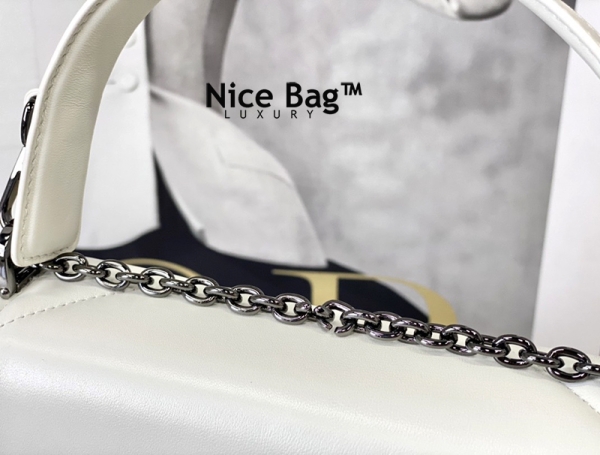 30 Montaigne Chain Bag With Handle Bag White like authentic cam kết chất lượng chuẩn 99% sử dụng chất liệu da cừu nguyên bản như chính hãng, sản xuất hoàn toàn bằng thủ công, full box và phụ kiện, cam kết chất lượng tốt nhất, hỗ trợ trả góp bằng thẻ tín dụng