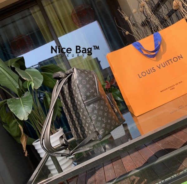 Balo Louis Vuitton Discovery Backpack Monogram Eclipse M43186 like authentic sử dụng chất liệu da bò nguyên bản chuẩn 99% so với chính hãng, full box và phụ kiện, hỗ trợ trả góp bằng thẻ tín dụng.