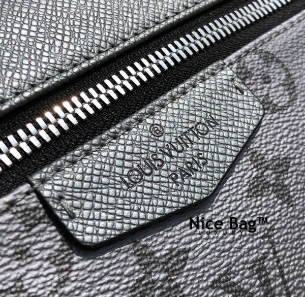 Balo Louis Vuitton Discovery PM BackPack Silver (M30835) like authentic sử dụng chất liệu da bò nguyên bản như chính hãng, sản xuất bằng thủ công, chuẩn 99% so với chính hãng, full box và phụ kiện, hỗ trợ trả góp bằng thẻ tín dụng