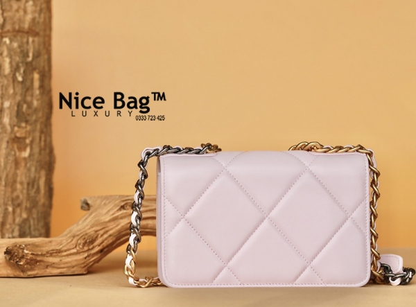 Chanel 19 Wallet On Chain Pink like authentic sử dụng chất liệu da cừu, được làm hoàn toàn bằng thủ công, chuẩn 99% so với chính hãng, full box và phụ kiện, hỗ trợ trả góp bằng thẻ tín dụng