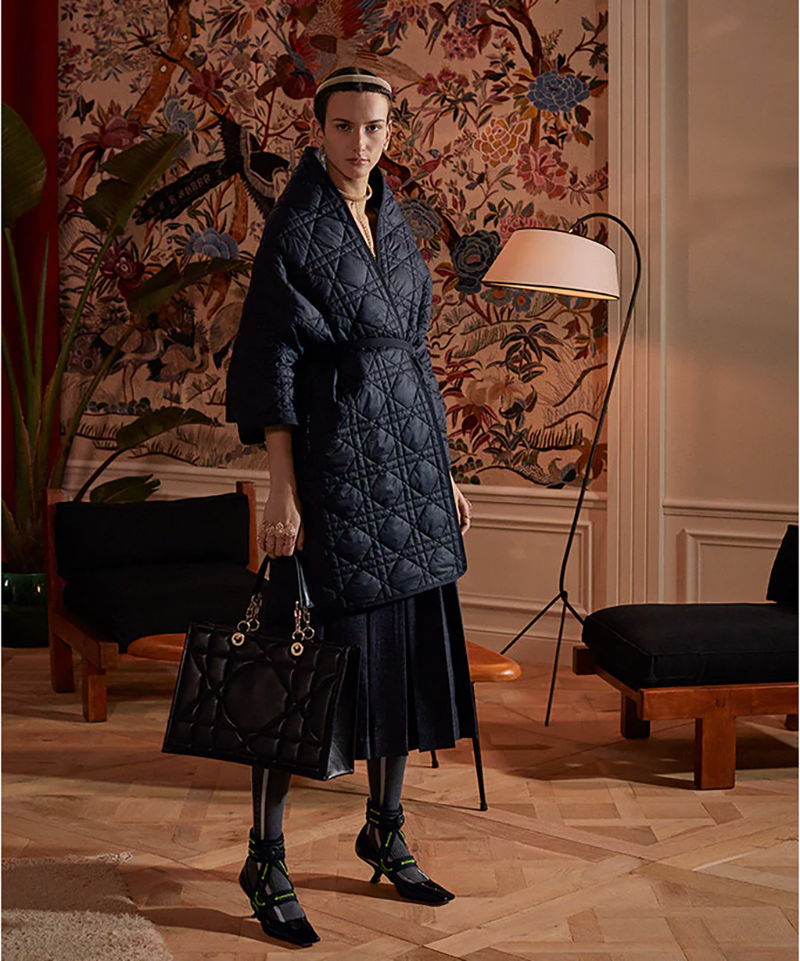 Túi Dior Essential Tote Bag Mẫu Mới 2023 Hàng Có Sẵn Hỗ Trợ Trả Góp sử dụng chất liệu da bê nguyên bản như chính hãng, sản xuất thủ công 100% cam kết chất lượng chuẩn 99%