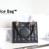 Dior Small Essential Tote Bag Black like authentic, chuẩn 99% so với chính hãng, sử dụng chất liệu da bò nguyên bản như chính hãng, sản xuất hoàn toàn bằng thủ công, kim loại mạ vàng, full box và phụ kiện