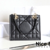 Dior Small Essential Tote Bag Black like authentic, chuẩn 99% so với chính hãng, sử dụng chất liệu da bò nguyên bản như chính hãng, sản xuất hoàn toàn bằng thủ công, kim loại mạ vàng, full box và phụ kiện
