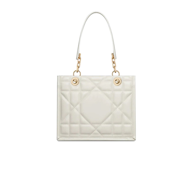 Dior Small Essential Tote Bag White like authentic cam kết chất lượng chuẩn 99% so với chính hãng, sử dụng chất liệu da bê nguyên bản như chính hãng, sản xuất hoàn toàn bằng thủ công, kim loại mạ vàng 24k, full box và phụ kiện