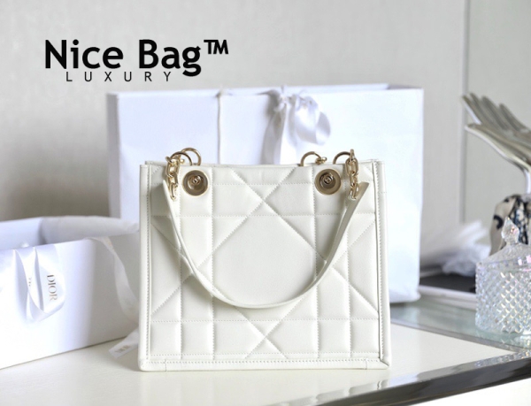 Dior Small Essential Tote Bag White like authentic cam kết chất lượng chuẩn 99% so với chính hãng, sử dụng chất liệu da bê nguyên bản như chính hãng, sản xuất hoàn toàn bằng thủ công, kim loại mạ vàng 24k, full box và phụ kiện