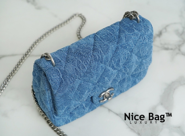 chanel Mini Flap Bag Denim & Silver-Tone Metal Blue like authentic sử dụng chất liệu nguyên bản so với chính hãng, chuẩn 99% full box và phụ kiện, hỗ trợ trả góp bằng thẻ tín dụng, nhận ship toàn quốc