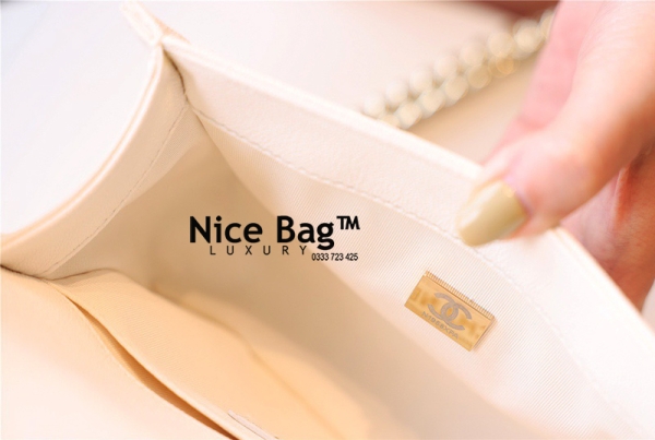 Chanel Boy Mini Bag White like authentic sử dụng chất liệu da bò nguyên bản như chính hãng, sản xuất bằng thủ công, cam kết chất lượng tốt nhất, chuẩn 99% full box và phụ kiện