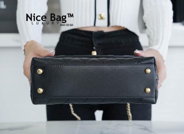 Chanel Coco Bag 23 Small Black like authentic sử dụng chất liệu da bò dập hạt chống chầy xước, nguyên bản như chính hãng, sản xuất hoàn toàn bằng thủ công, cam kết chuẩn 99% so với chính hãng, hỗ trợ trả góp bằng thẻ tín dụng