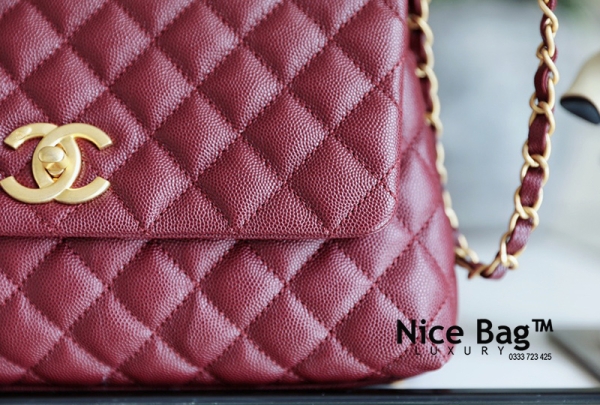 Chanel Coco Bag Plum Red like authentic sử dụng chất liệu da bò dập hạt chống chầy xước, nguyên bản như chính hãng, sản xuất hoàn toàn bằng thủ công, chuẩn 99% so với chính hãng, full box và phụ kiện