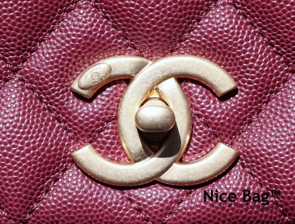 Chanel Coco Bag Plum Red like authentic sử dụng chất liệu da bò dập hạt chống chầy xước, nguyên bản như chính hãng, sản xuất hoàn toàn bằng thủ công, chuẩn 99% so với chính hãng, full box và phụ kiện