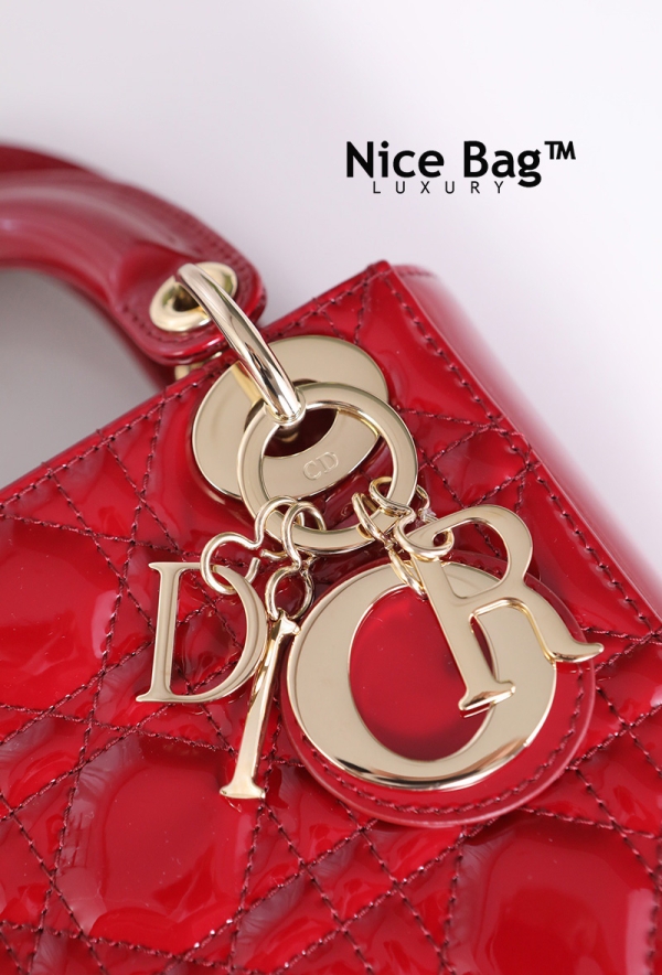 Dior Lady Mini Bag Cherry Red like authentic chuẩn 99% so với chính hãng, sử dụng chất liệu da bò nguyên bản như chính hãng, màu cherry đỏ hiệu ứng bóng, được làm thủ công 100% cam kết chất lượng, full box và phụ kiện, hỗ trợ trả góp