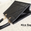 Dior Medium Essential Tote Bag Black like authentic sử dụng chất liệu Da bê Archicannage đen nguyên bản như chính hãng, sản xuất hoàn bằng thủ công, cam kết chất lượng tốt nhất chuẩn 99% so với chính hãng, full box và phụ kiện